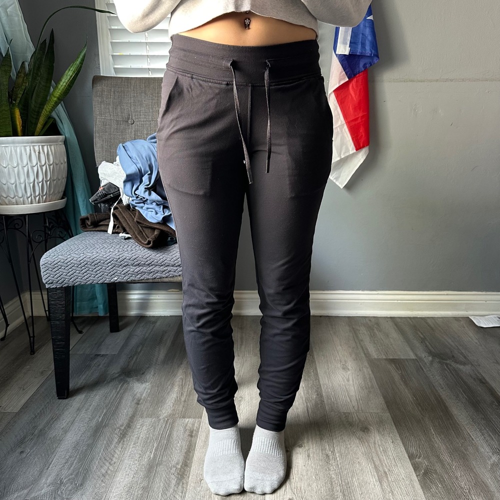 Lululemon Black Joggers Sweatpants Drawstring Size 4 Soft Fleece